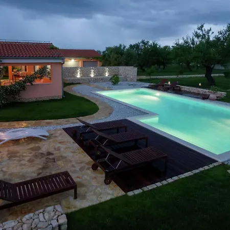 Villa Luxurious In With Swimming Pool Skabrnje