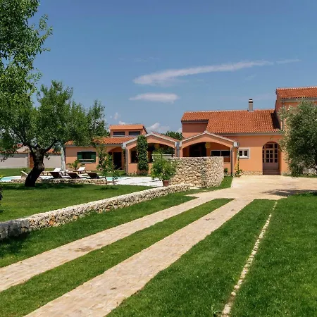 Villa Luxurious In With Swimming Pool