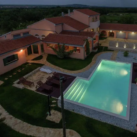 Luxurious In With Swimming Pool *