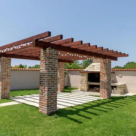 Luxurious In With Swimming Pool