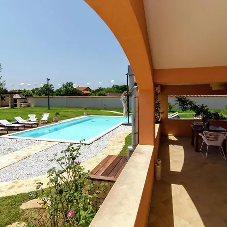 Luxurious In With Swimming Pool Skabrnje