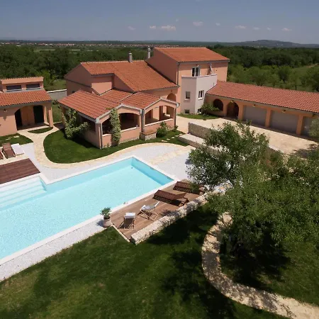 Villa Luxurious In With Swimming Pool Skabrnje
